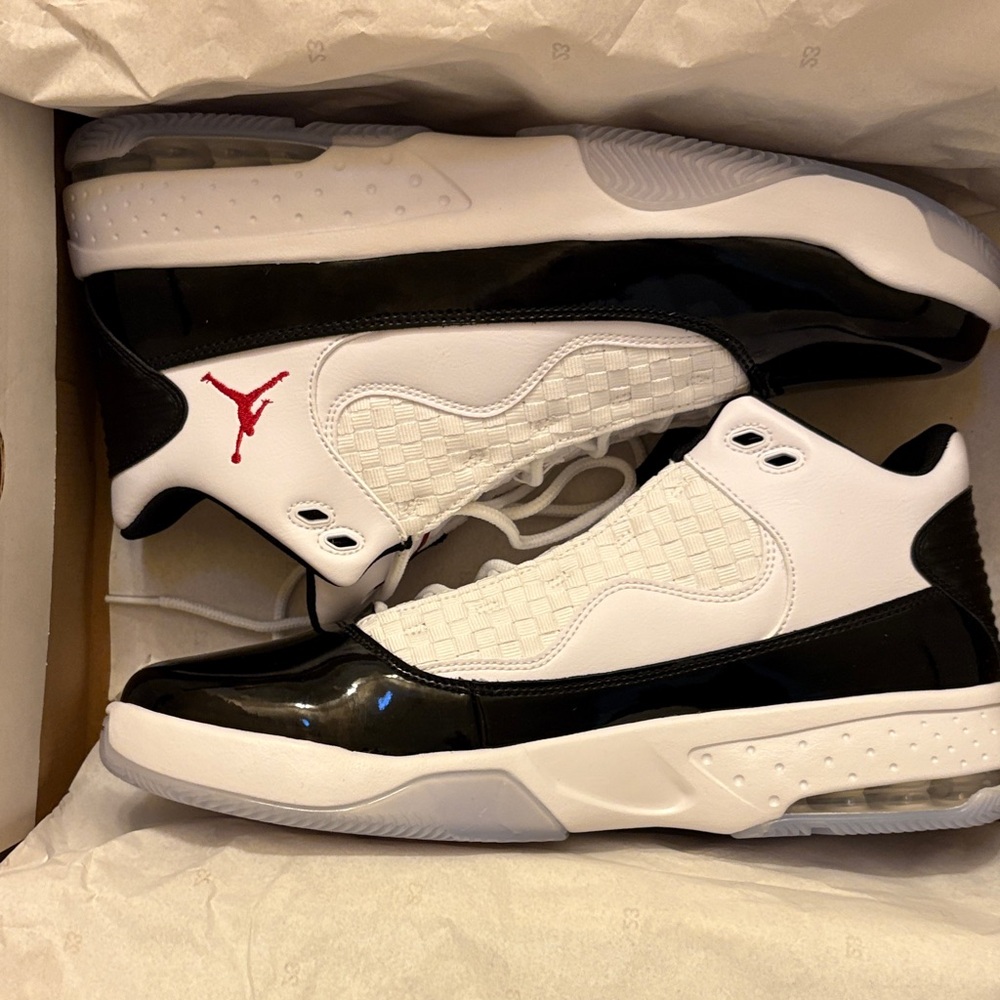 NEW Nike Jordan Men's Black, White, and Red Sneakers (size 11, men’s)